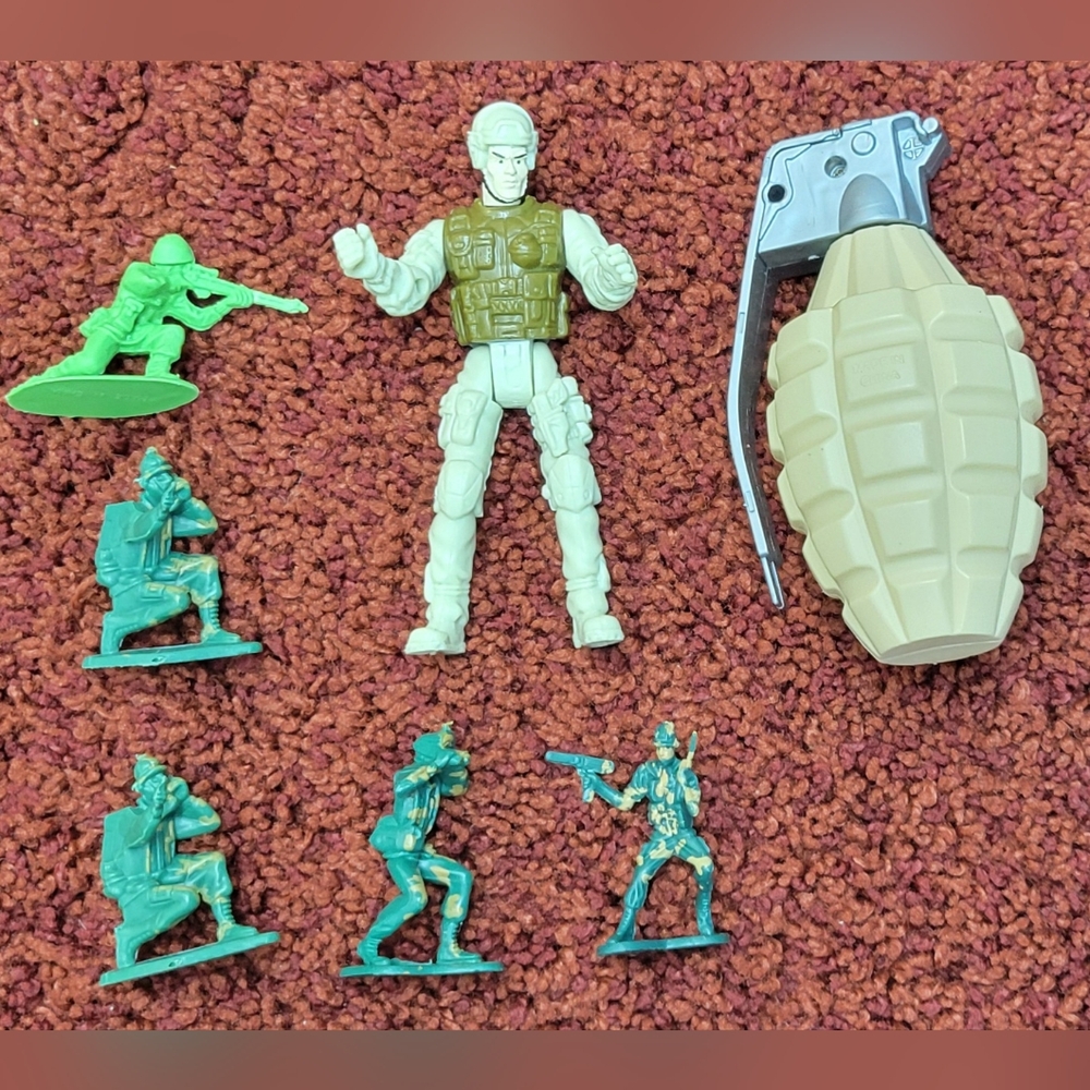 Green Army Men and Grenade (Set #3)